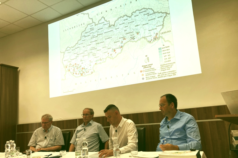 A Szlovákiai magyar közoktatási atlasz bemutatója Komáromban